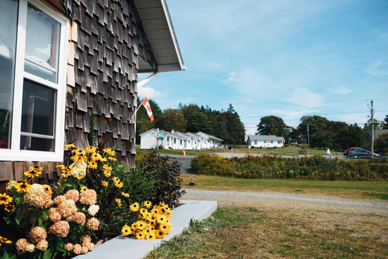 Friars Bay Inn & Cottages Welshpool Buitenkant foto