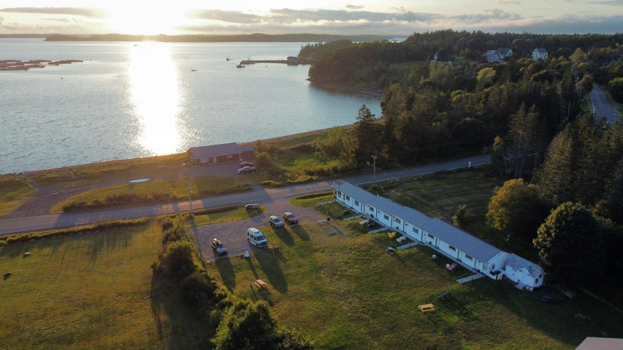 Friars Bay Inn & Cottages Welshpool Buitenkant foto